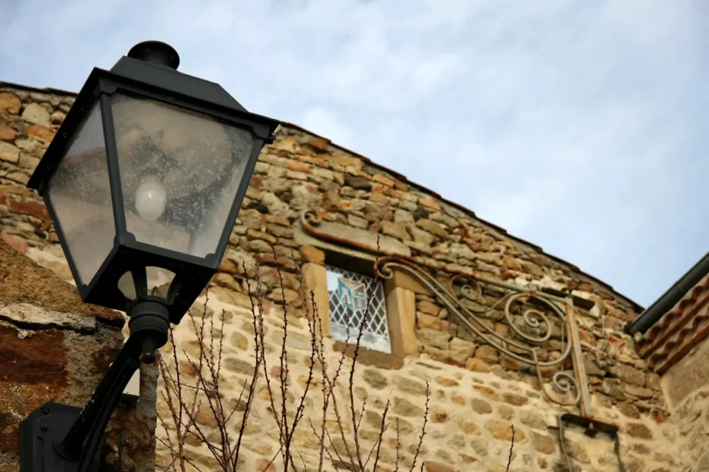 Straßenlampe im französischen Dorf Montpeyroux
