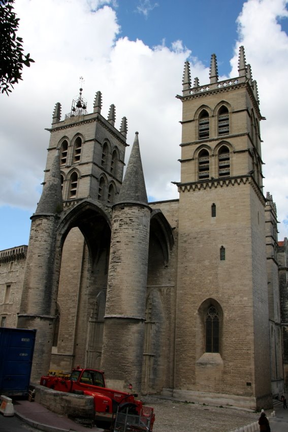 Haupteingang der katholischen Cathédrale Saint-Pierre de Montpellier.