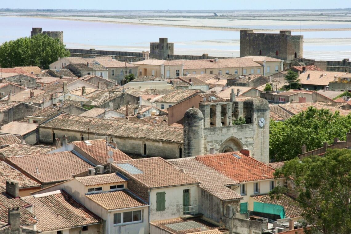 Blick über die Stadt Aigues-Mortes am Rande der Camargue