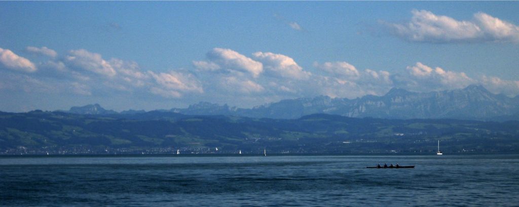 Drüben über dem Schweizer Westufer des Bodensees thronen majestätisch die Alpen.