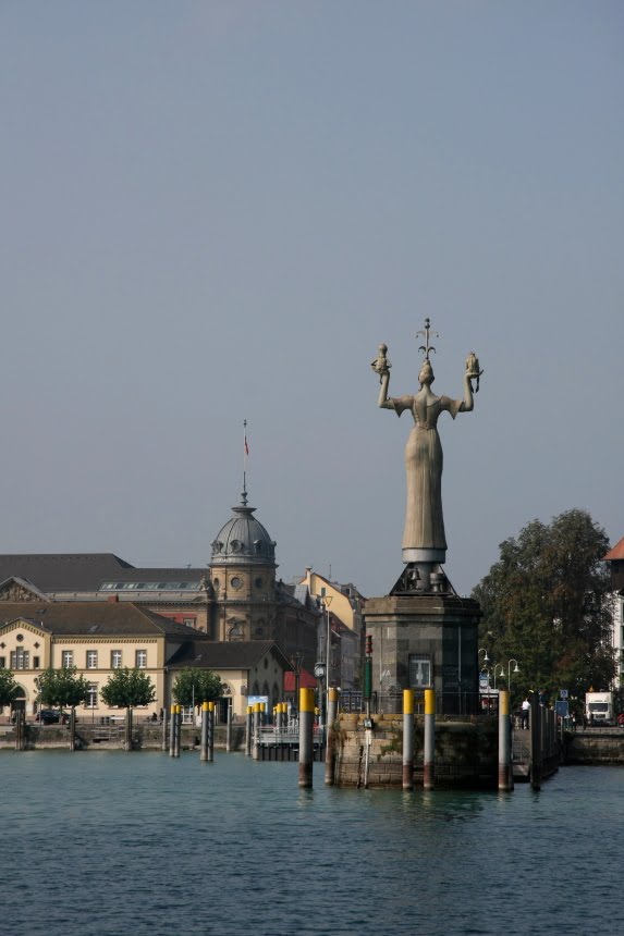 Imperia-Statue in der Hafeneinfahrt von Konstanz