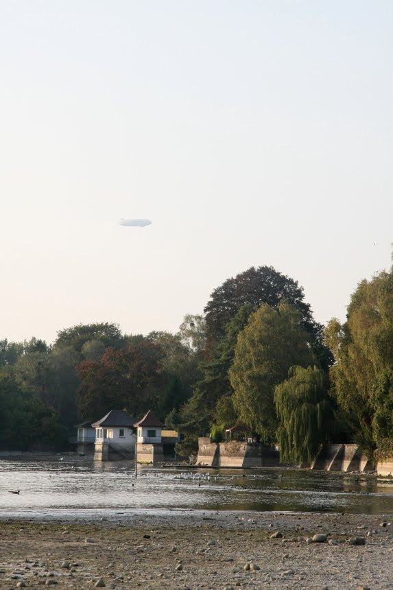 Zeppelin fliegt über den Bodensee bei Friedrichshafen