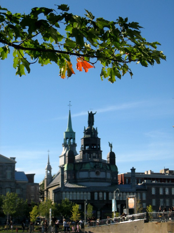 Die ersten Blätter färben sich bunt über der Notre-Dame-de-Bon-Secours-Kapelle im Hafen von Montreal.