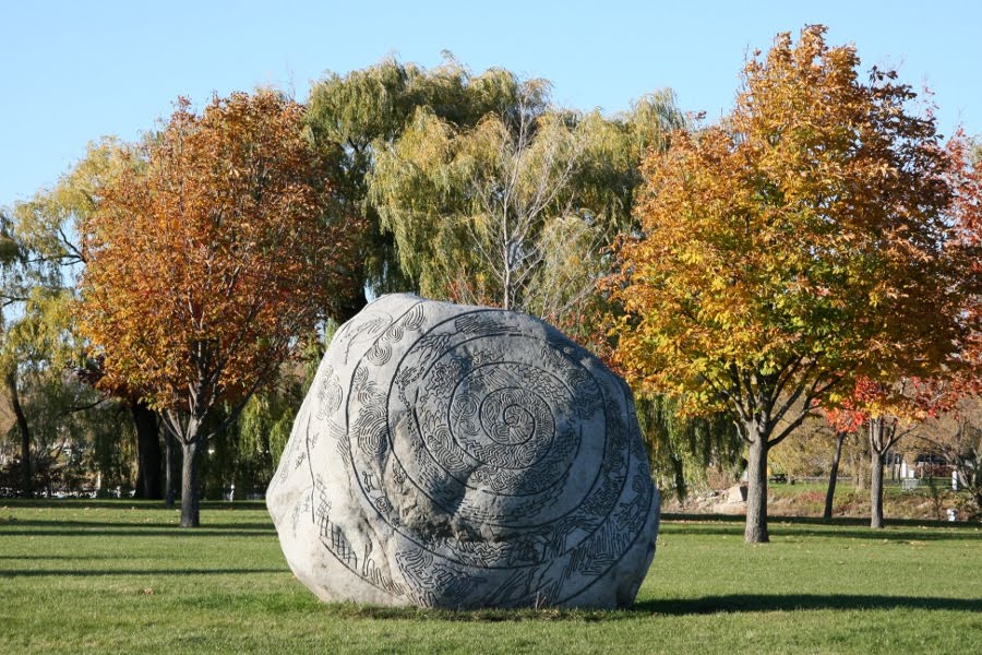 Herbstfärbung und Skulptur am Lachinekanal
