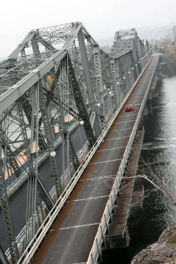 Die Royal Alexandra Interprovincial Bridge verbindet die Städte Gatineau und Ottawa.