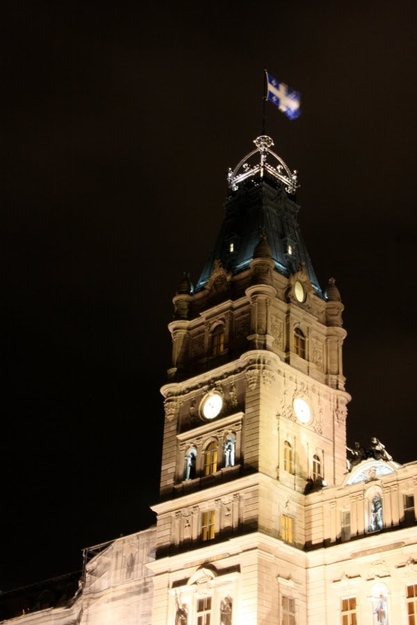 Turm des Parlamentsgebäude der Provinz Quebec bei Nacht