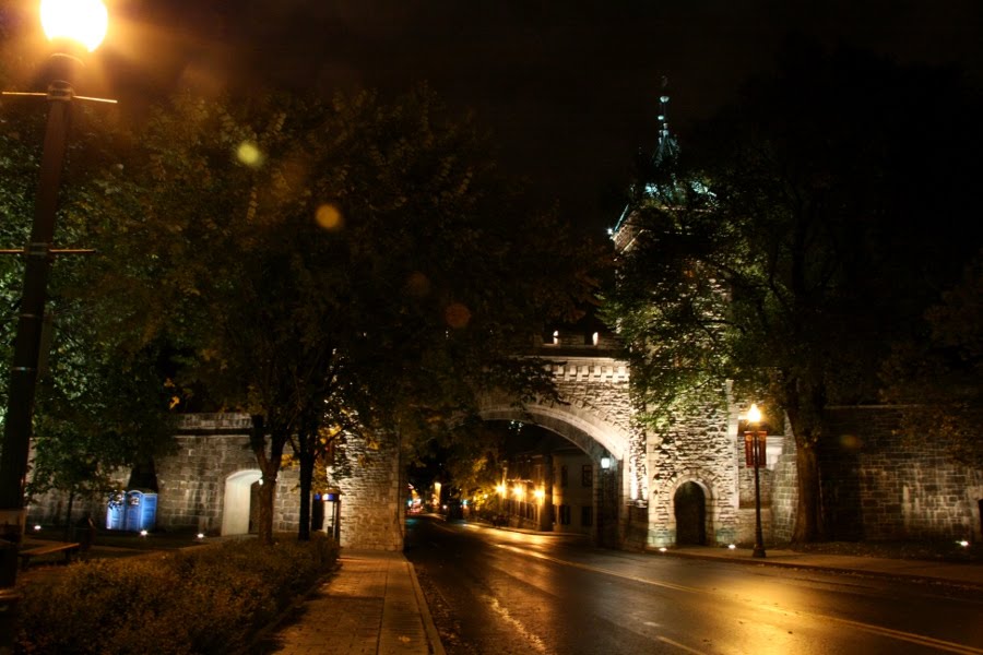 Die Stadtmauer von Quebec Stadt bei Nacht