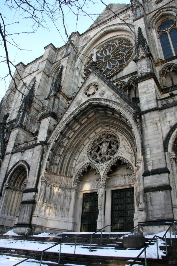 Eingangsportal und Fassade der St. John the Divine-Kathedrale in New York City