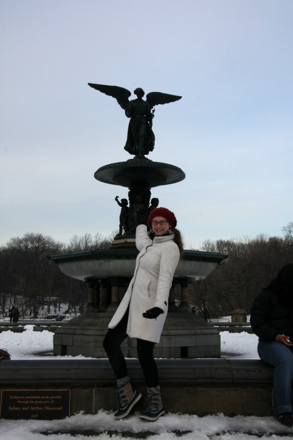 Frau steht vor dem Bethesda-Brunnen im Central Park