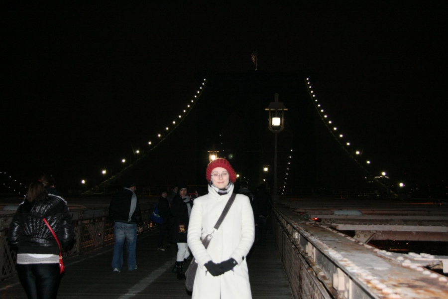 Frau auf Brooklyn-Bridge bei Nacht