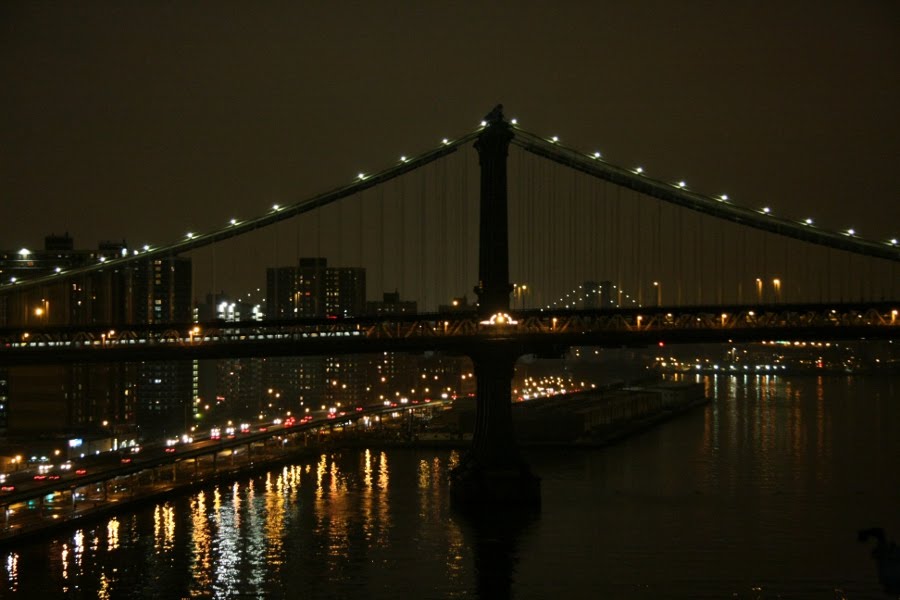 Blick über den East River auf die nächtliche Manhattan-Bridge