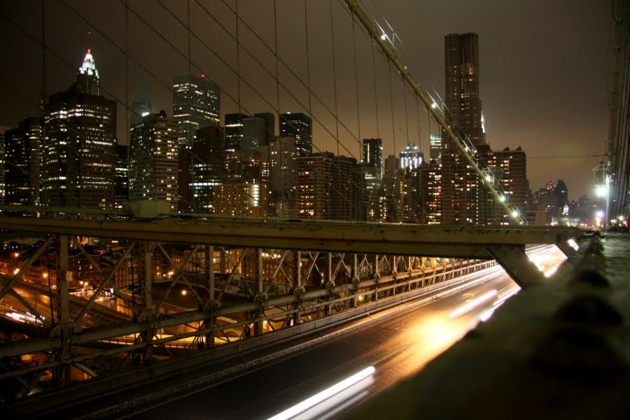 Blick von der Brooklyn Bridge aufs nächtlich erleuchtete New York