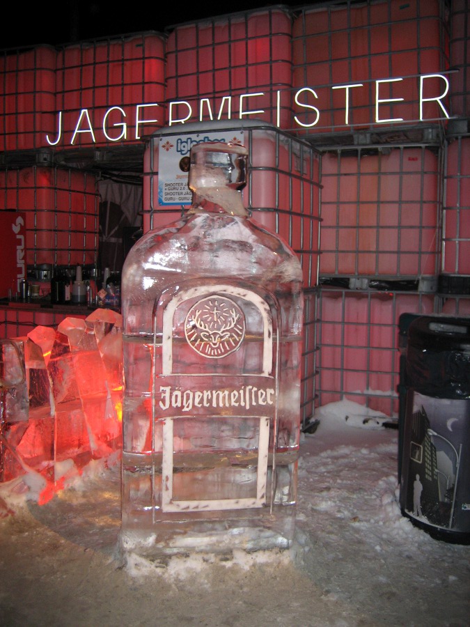 Überlebensgroße Eisskulptur einer Jägermeister-Flasche beim Igloofest