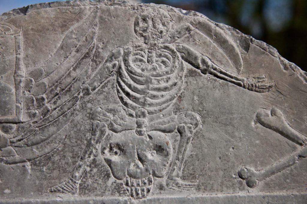 Skelett auf dem Bostoner Friedhof Granary Burying Ground
