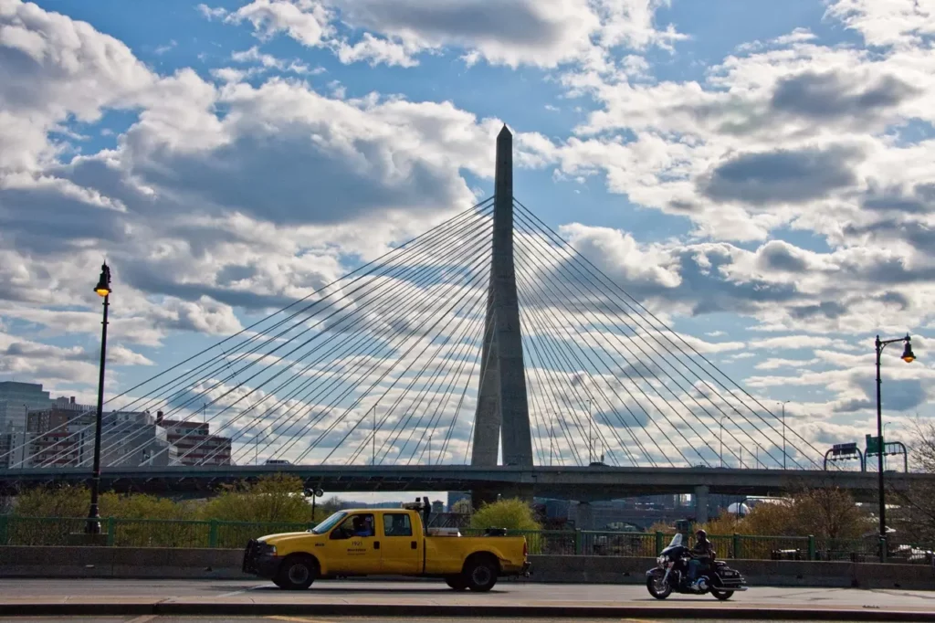 Brücke in Boston mit gelbem Truck und Motorrad