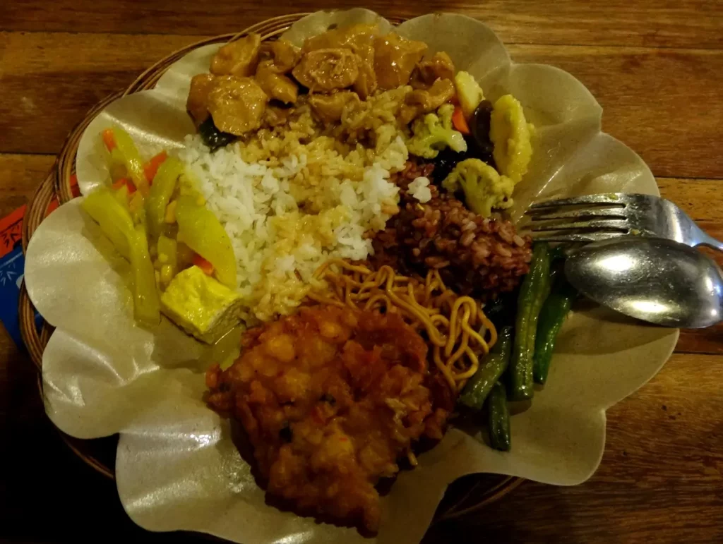 Teller mit Essen in einem Warung auf Bali