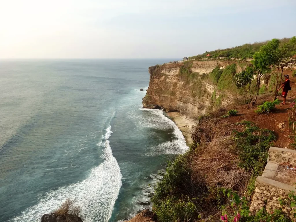 Die Uluwatu Tempelanlage im Süden von Bali erstreckt sich entlang steiler Klippen.