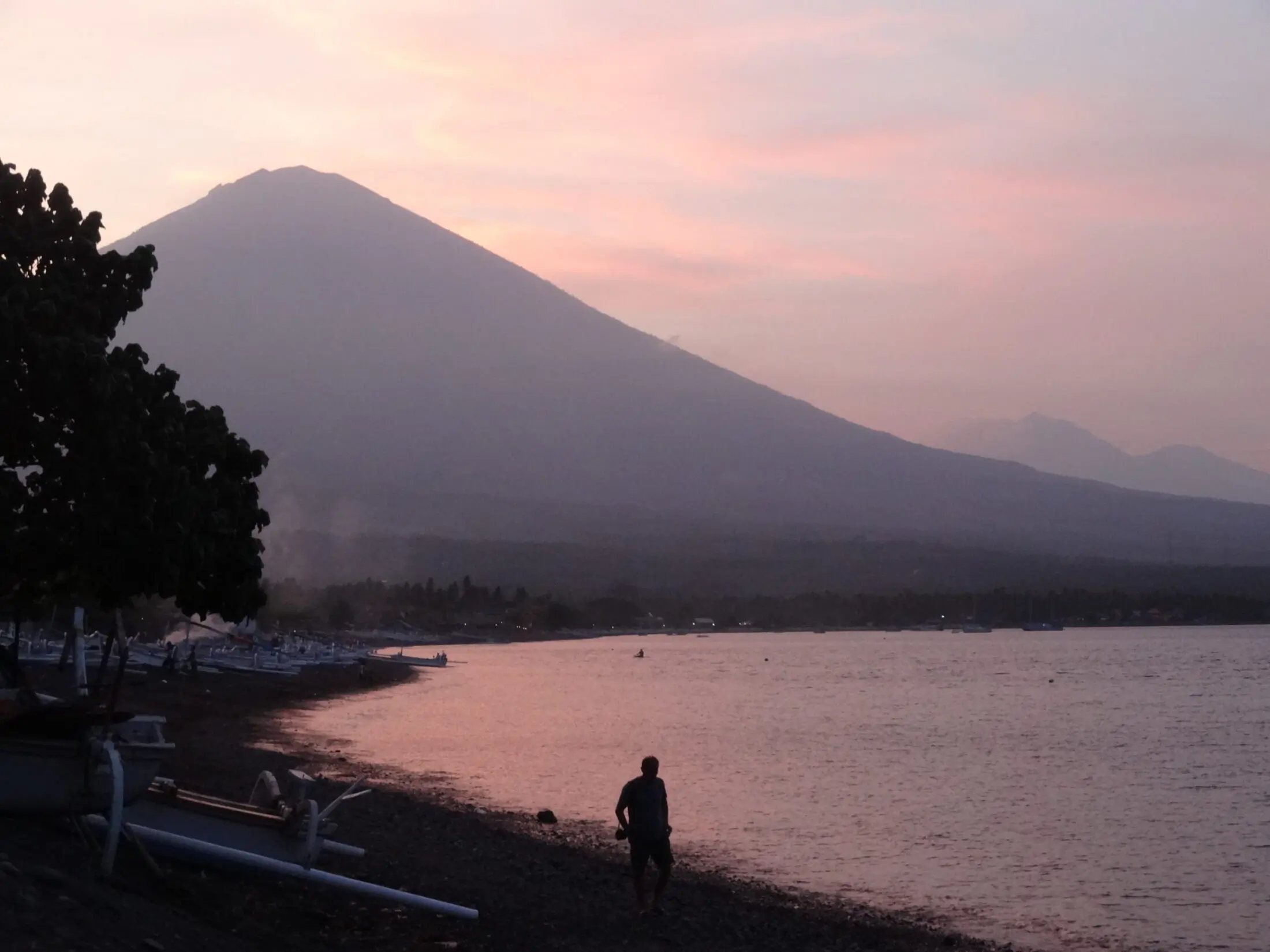 Sonnenuntergang vor dem Vulkan in Amed auf Bali, Indonesien