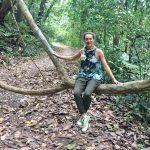 Symbolbild Soberania Nationalpark: Frau sitzt auf einer Liane in Panamas Nationalpark