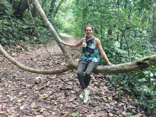 Symbolbild Soberania Nationalpark: Frau sitzt auf einer Liane in Panamas Nationalpark