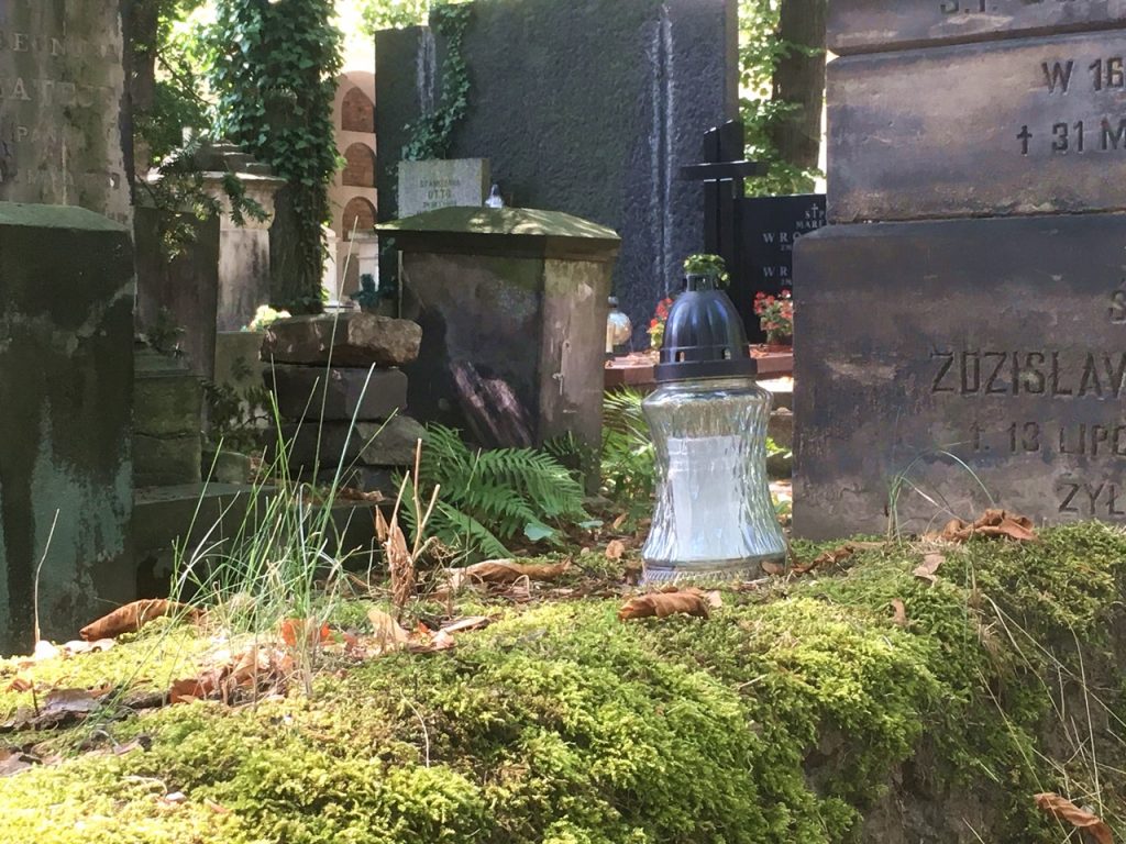 Bemostes Grab auf einem Warschauer Friedhof