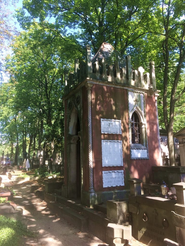 Grabmal auf einem Friedhof in Warschau