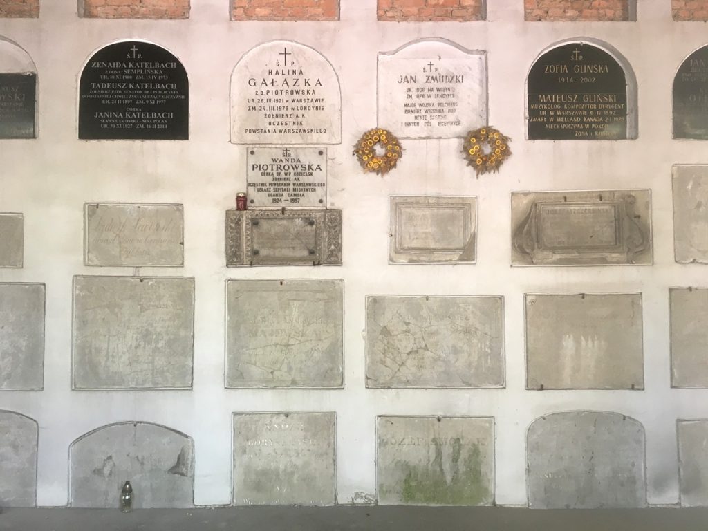 Kolumbarium mit Grabplatten auf dem Powazki-Friedhof