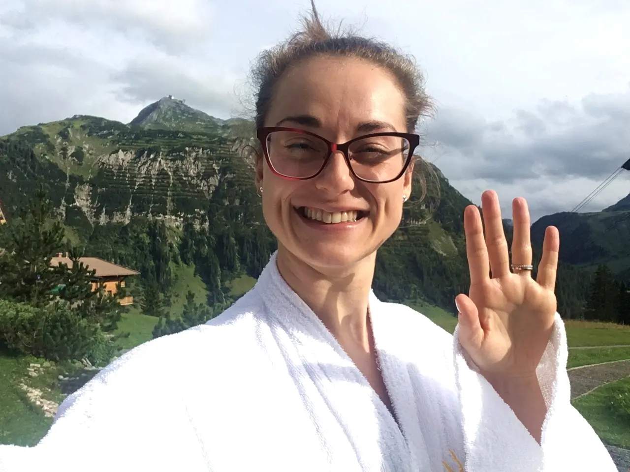 Monika Weber, Texterin und Bloggerin, in der Sommersonne von Oberlech am Arlberg