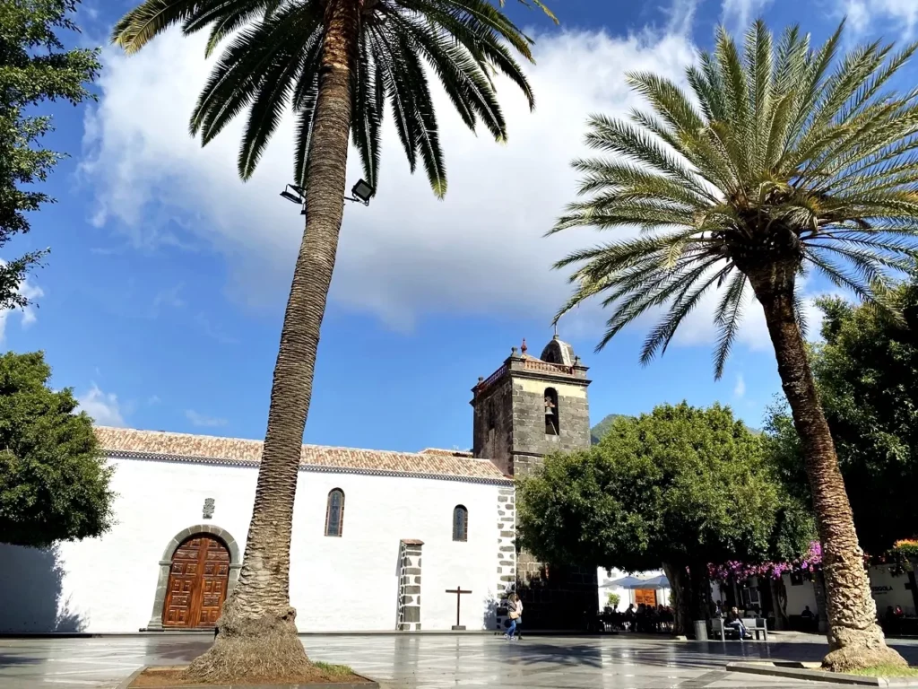 Die Stadtkirche Nuestra Señora de Los Remedios an der Plaza España in Los Llanos