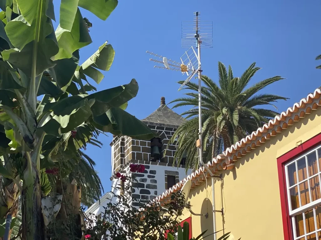 Bunte Häuser im palmerischen Stil schmücken die Gassen von San Andres La Palma