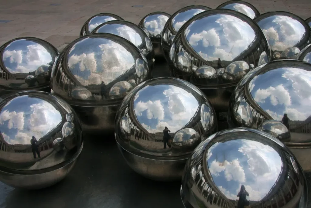 Silberne Kugeln auf dem Brunnen im Palais Royal