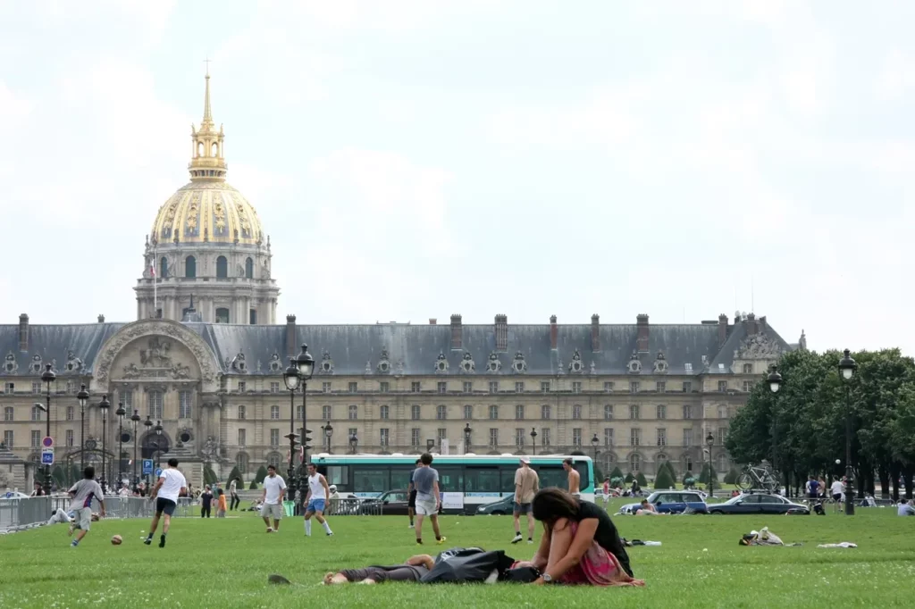 Menschen spielen vor dem Hôtel des Invalides in Paris Fussball