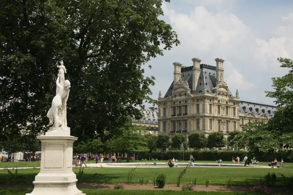Blick vom Jardin des Tuileries auf den Louvre