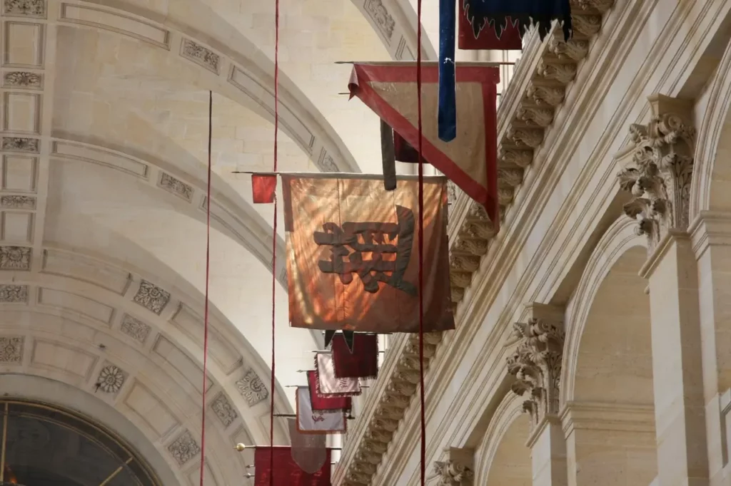 Flaggen in der Kirche Saint-Louis-des-Invalides