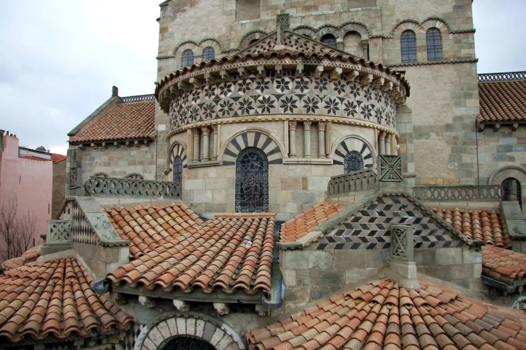 Fassade der Basilika Notre-Dame du Port in Clermont-Ferrand