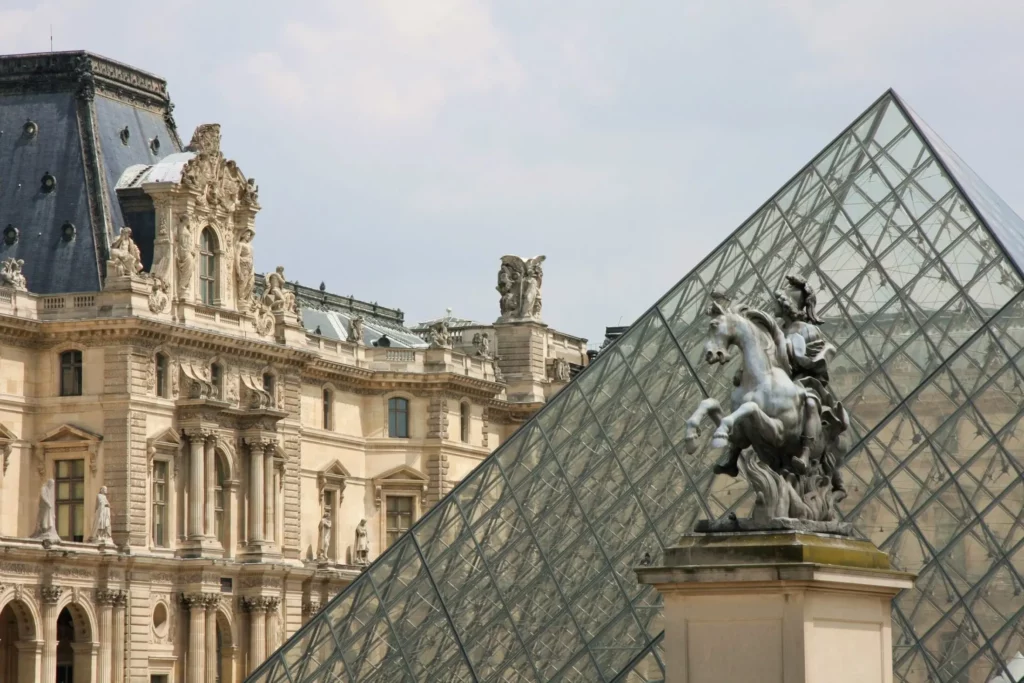 Die Pyramide des Louvre in Paris