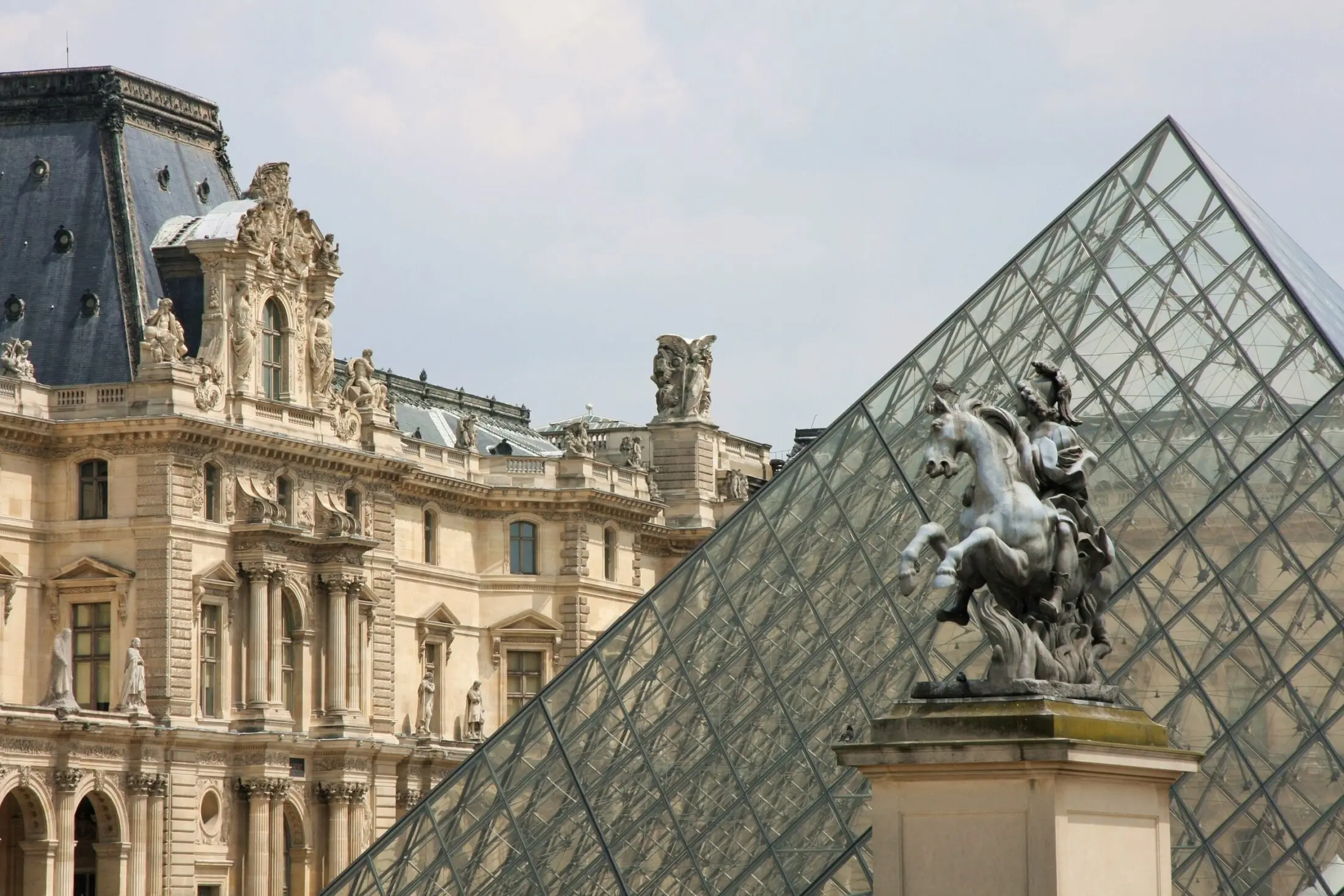 Die Pyramide des Louvre in Paris
