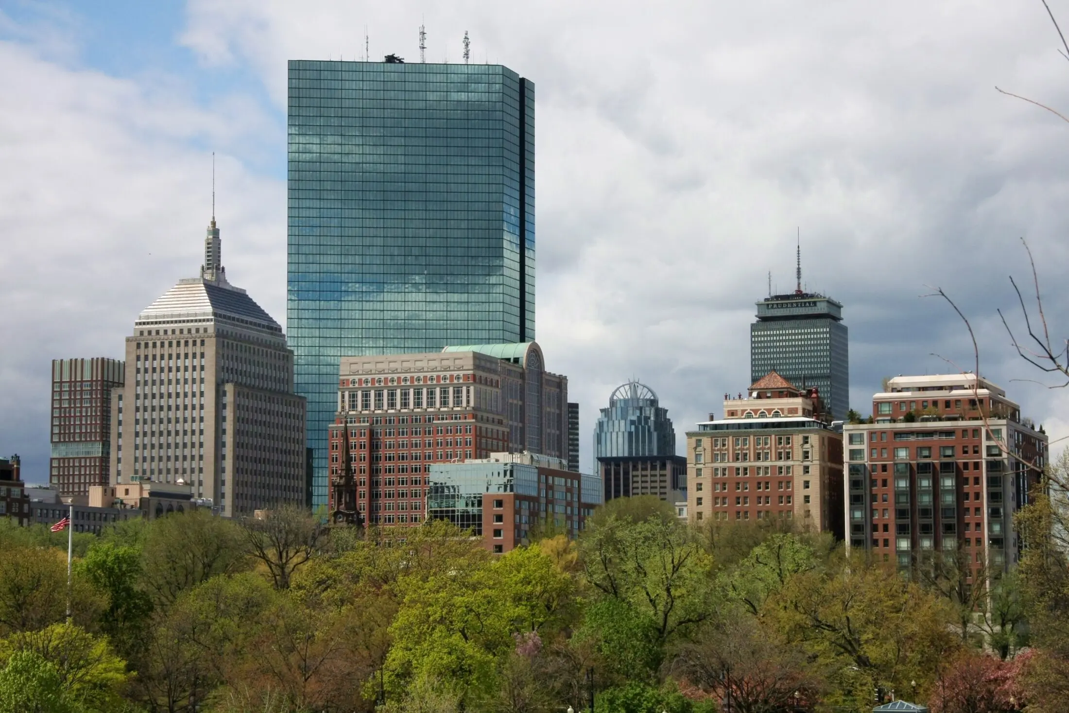 Hochhäuser überragen den Boston Public Garden