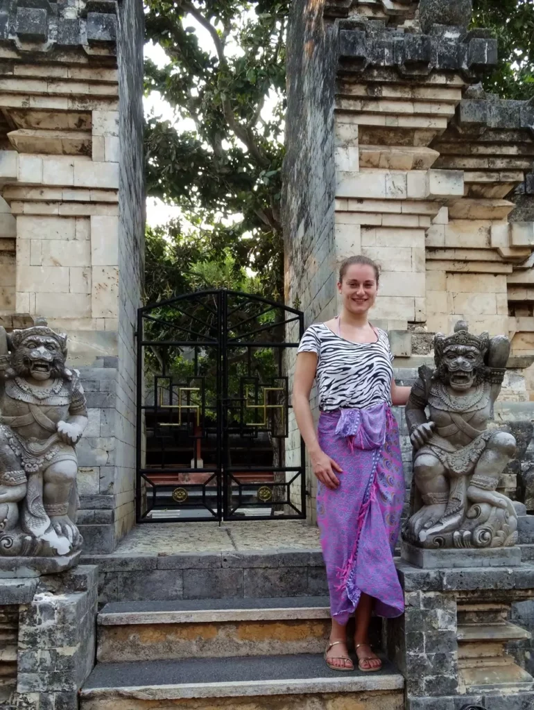 Frau im Sarong auf Bali
