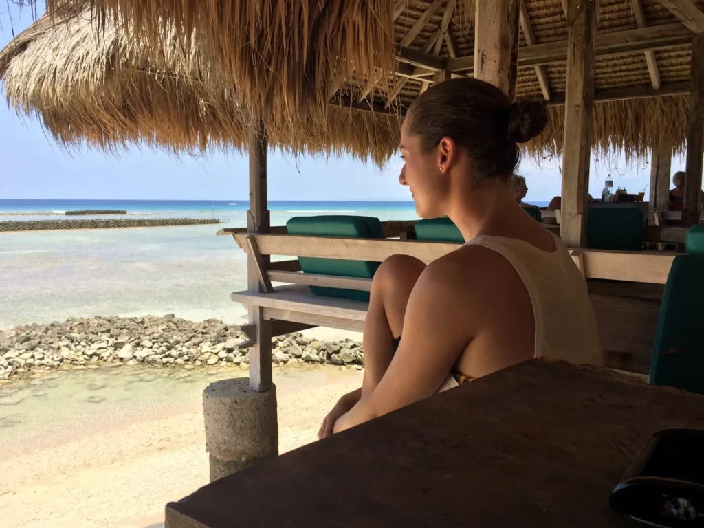 Frau im Strandrestaurant auf Gili Trawangan, der größten der Gili-Inseln