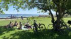 Symbolbild Radtour um den Ammersee: Radfahrer bei einem Picknick in Schondorf am Ammersee