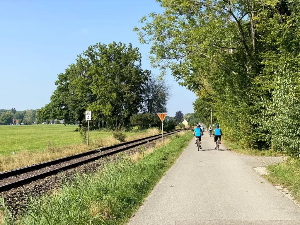 Der Teil des Ammersee Rundweg mit dem Fahrrad zwischen Dießen und Utting führt entlang der Bahngleise.