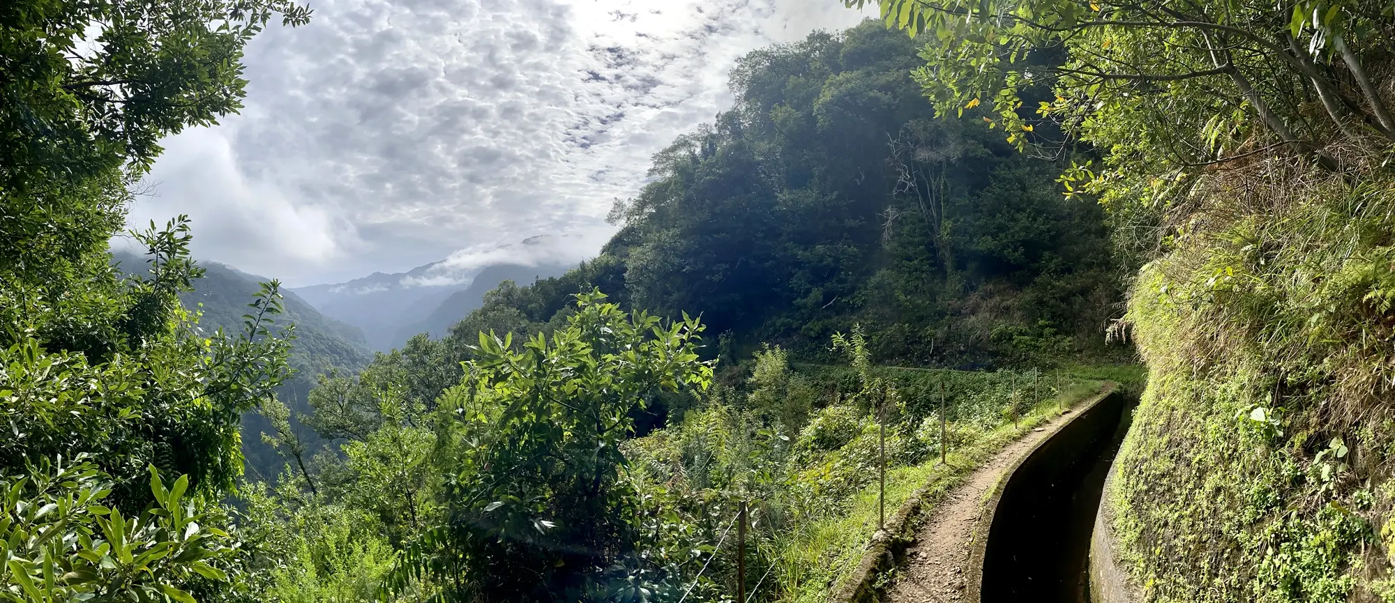 Ausgangspunkt der Levada da Ribera da Janela Wanderung: Hütte am Bewässerungskanal
