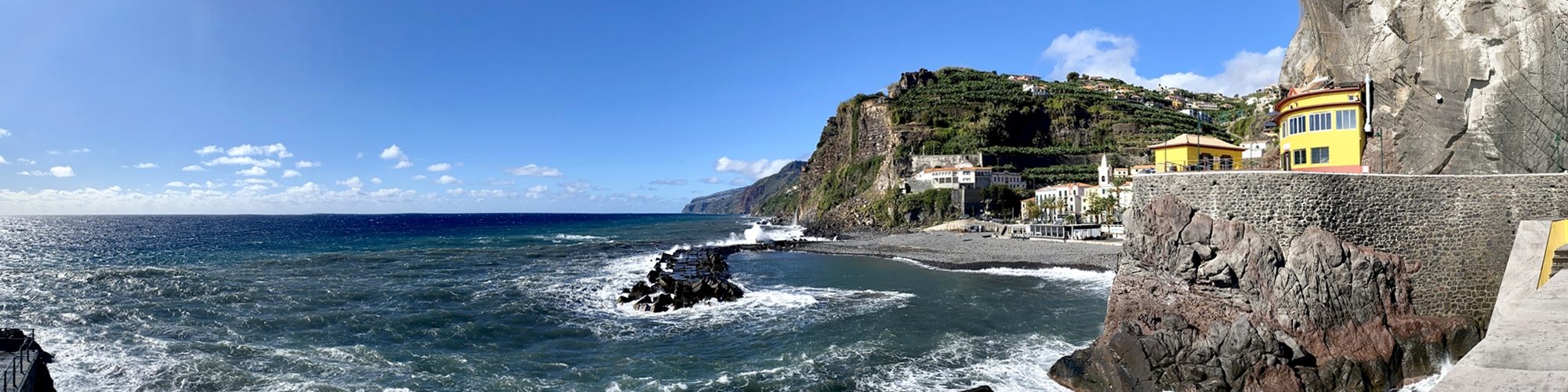 Blick übers Meer auf Madeira & Ponta do Sol