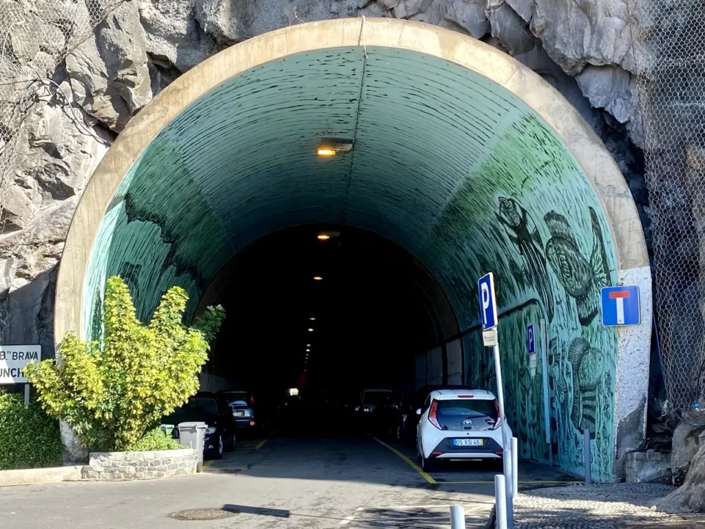 Ponta do Sol Parkplatz in einem Tunnel
