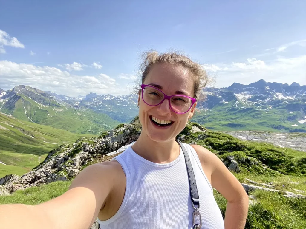 SEO-Reisebloggerin Monika Weber auf dem Rüfikopf