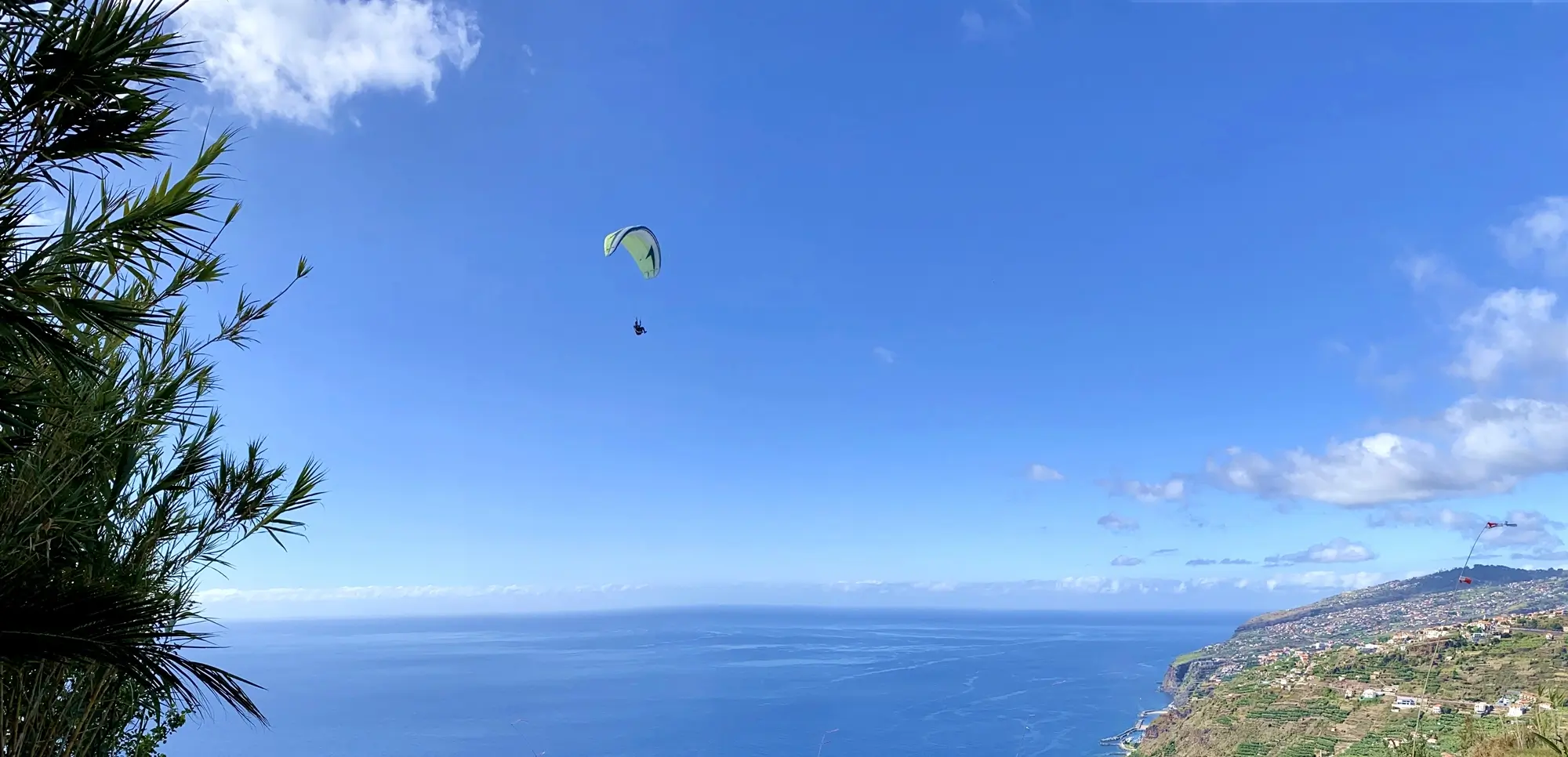 Paraglider beim Gleitschirmfliegen auf Madeira