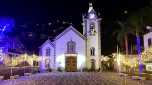 Madeira Weihnachten: festlich erleuchtete Kirche auf Madeira