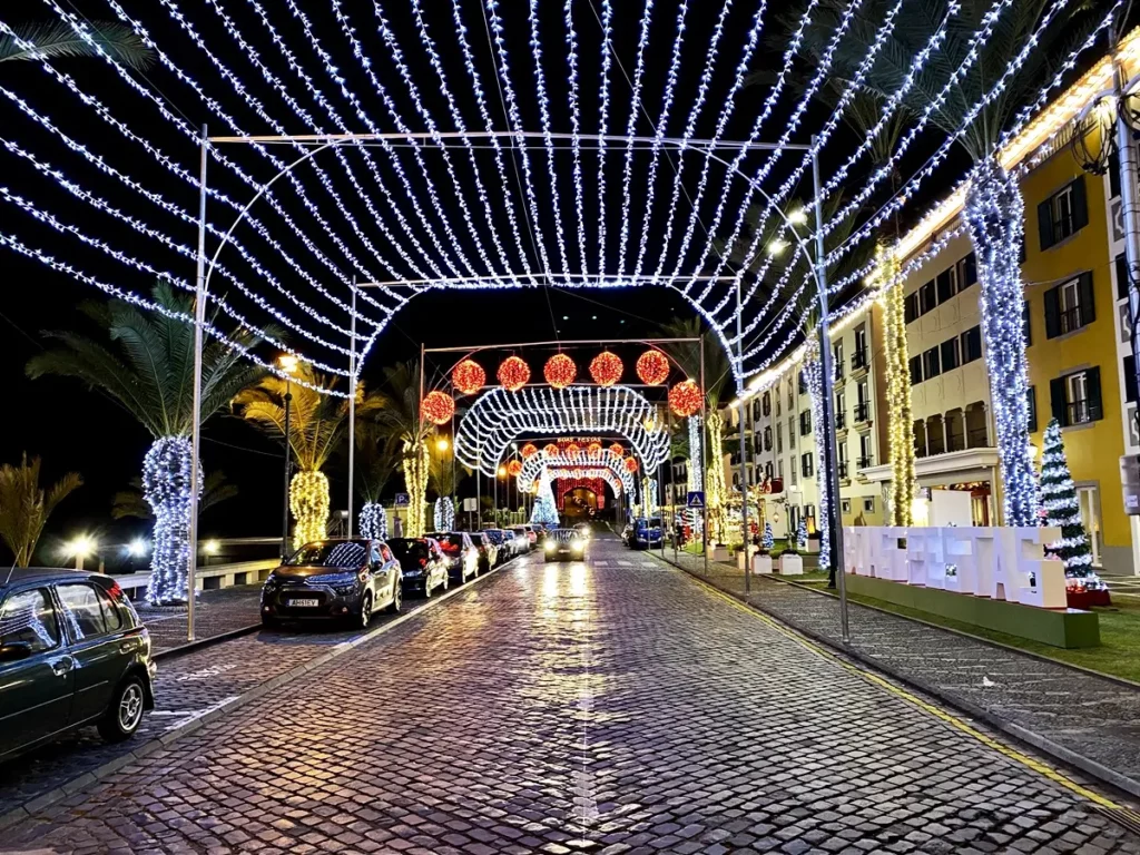 Madeira zu Weihnachten: Lichterschmuck in Ponta do Sol
