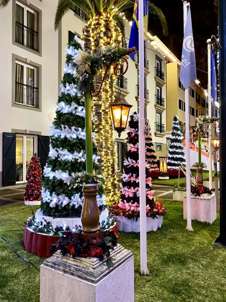 Ponta do Sol an Weihnachten: beleuchtete Weihnachtsbäume
